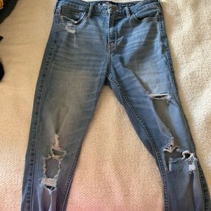HOLLISTER RIPPED HIGHWAISTED JEANS